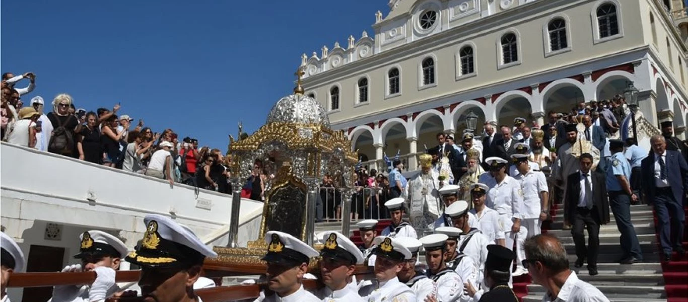 Τήνος: Πλήθος κόσμου στο προσκύνημα της Μεγαλόχαρης (φωτό)